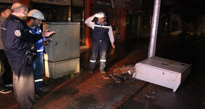 KDZ. EREĞLİ'DE LÜKS OTOMOBİLİN ELEKTRİK PANOLARINA ÇARPMASI SONRASI ELEKTRİK KURUMU İDARESİ EKİPLERİ OLAY YERİNE GELEREK ÖNLEM ALDI. (VEDAT KILIÇ/ZONGULDAK-İHA)