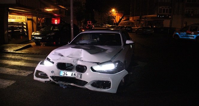 KDZ. EREĞLİ İLÇESİNDE YOLDAN ÇIKIP ÖNCE ELEKTRİK PANOLARINA ARDINDAN DA SİMİTÇİ FIRINININ REKLAM PANOLARINA ÇARPAN LÜKS OTOMOBİL KULLANILAMAZ HALE GELDİ. (VEDAT KILIÇ/ZONGULDAK-İHA)