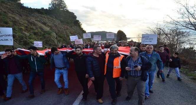 ZONGULDAK-FİLYOS YOLUNDA TOPLANAN KALABALIK, ÖLÜM YOLUNA TEPKİ GÖSTERDİ. (İLHAN GÖKÇEN - ONUR ALTINDAĞ/ZONGULDAK-İHA)