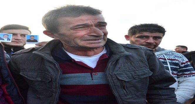 KAZADA ÖLEN 19 YAŞINDAKİ MURAT YENİAY'IN BABASI BAHRİ YENİAY, YOLUN YAPILMAMASINA TEPKİ GÖSTERDİ. (İLHAN GÖKÇEN - ONUR ALTINDAĞ/ZONGULDAK-İHA)