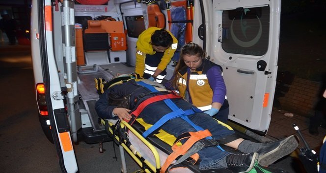 ZONGULDAK’TA BİR OTOMOBİL, ÖNÜNDE İLERLEYEN OTOMOBİLE ÇARPIP ARDINDAN REFÜJE ÇIKTI. KONTROLDEN ÇIKAN OTOMOBİL YOLUN KARŞISINA GEÇMEYE ÇALIŞAN YAYALARIN DA ARASINA DALDI. MEYDANA GELEN KAZADA 6 KİŞİ YARALANDI. (İLHAN GÖKÇEN - SERTAÇ ÖZDEMİR/ZONGULDAK-İHA)