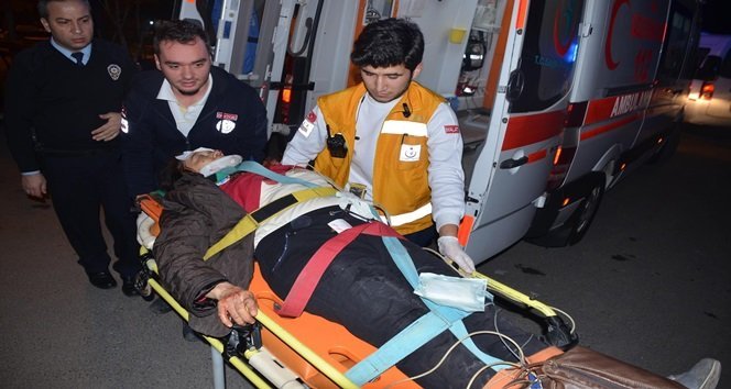 ZONGULDAK’TA BİR OTOMOBİL, ÖNÜNDE İLERLEYEN OTOMOBİLE ÇARPIP ARDINDAN REFÜJE ÇIKTI. KONTROLDEN ÇIKAN OTOMOBİL YOLUN KARŞISINA GEÇMEYE ÇALIŞAN YAYALARIN DA ARASINA DALDI. MEYDANA GELEN KAZADA 6 KİŞİ YARALANDI. (İLHAN GÖKÇEN - SERTAÇ ÖZDEMİR/ZONGULDAK-İHA)