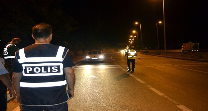 ZONGULDAK'DA POLİS EKİPLERİNİN DİKKATİ SAYESİNDE BİR OTOMOBİLDE YAPILAN ARAMADA, 15 KİLO ESRAR, 100 GRAM KOKAİN, 1.5 KİLO KENEVİR TOHUMU, 100 ADET UYUŞTURUCU HAP ELE GEÇİRDİ. (ERTUĞRUL YÜKSEL/ZONGULDAK-İHA)