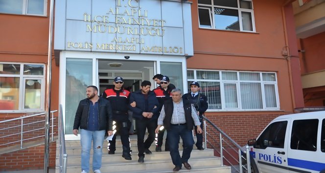 POLİSTEN KAÇAN VE KOVALAMACA SONRASI DURDURULAN OTOMOBİLİN SÜRÜCÜSÜ T.K. (33) GÖZALTINA ALINDI. (ERTUĞRUL YÜKSEL/ZONGULDAK-İHA)