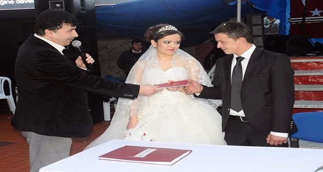 ZONGULDAK'IN ÇAYCUMA İLÇESİNDE CADDE ORTASINDA KIYILAN NİKAH VATANDAŞLARI ŞAŞIRTTI. (EMRAH YILDIZ/ZONGULDAK-İHA)