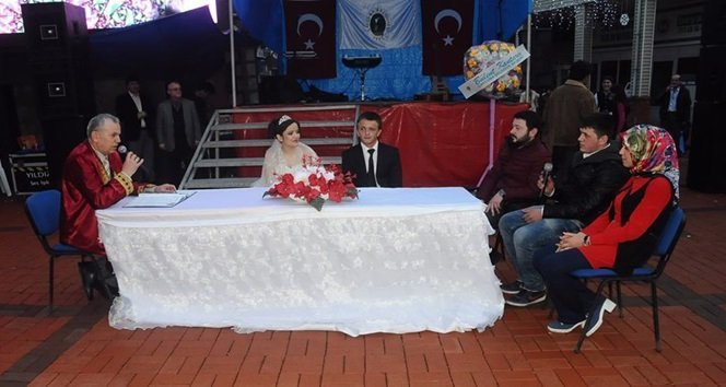 ZONGULDAK'IN ÇAYCUMA İLÇESİNDE CADDE ORTASINDA KIYILAN NİKAH VATANDAŞLARI ŞAŞIRTTI. (EMRAH YILDIZ/ZONGULDAK-İHA)