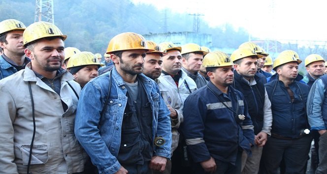 GMİS GENEL BAŞKAN YARDIMCISI İSA MUTLU ARMUTÇUK MÜESSESİNDE MADENCİLER İLE BİR ARAYA GELDİ VE TTK HAKKINDA AÇIKLAMALARDA BULUNDU. (İLHAN GÖKÇEN/ZONGULDAK-İHA)