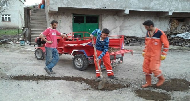 VATANDAŞLAR BOZULAN YOLU KENDİLERİ TAMİR EDİYOR