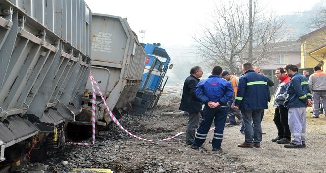 ZONGULDAK’TA TÜRKİYE TAŞKÖMÜRÜ KURUMU’NA AİT YÜK TRENİ RAYDAN ÇIKTI. OLAY YERİNE GELEN TTK EKİPLERİ TRENİ KURTARMA ÇALIŞMALARI BAŞLATTI. (İLHAN GÖKÇEN - ONUR ALTINDAĞ/ZONGULDAK-İHA)