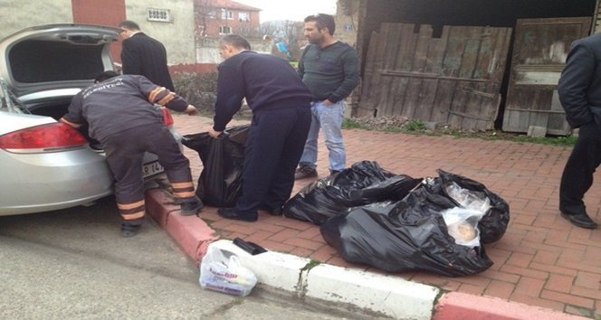 ZABITA EKİPLERİ UYGUNSUZ SATIŞI YAPILAN TAVUKLARI İMHA ETTİ