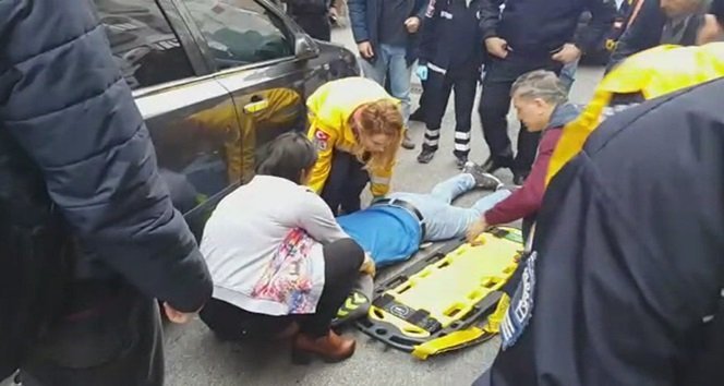 KDZ. EREĞLİ İLÇESİNDE YOLUN KARŞISINA GEÇMEYE ÇALIŞAN GENCE OTOMOBİL ÇARPTI. (VEDAT KILIÇ/ZONGULDAK-İHA)
