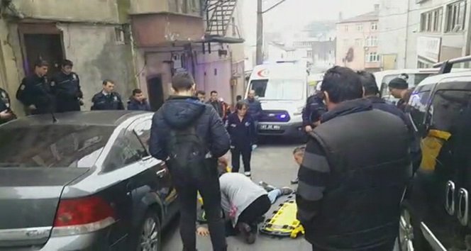 KDZ. EREĞLİ İLÇESİNDE OTOMOBİLİN ÇARPMASI SONUCU YARALANAN GENCE 112 SAĞLIK GÖREVLİLERİ MÜDAHALE ETTİ. (VEDAT KILIÇ/ZONGULDAK-İHA)