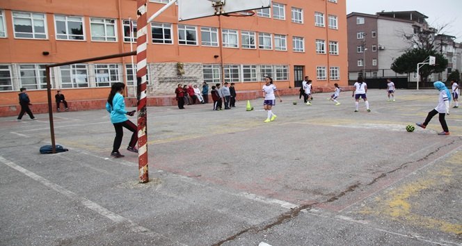 KDZ. EREĞLİ ATATÜRK ORTAOKULU KIZ FUTSAL TAKIMI TÜRKİYE ŞAMPİYONLU HEDEFLİYOR. (VEDAT KILIÇ/ZONGULDAK-İHA)