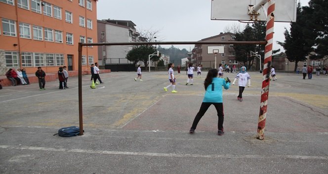 KDZ. EREĞLİ ATATÜRK ORTAOKULU KIZ FUTSAL TAKIMI SPOR SALONU OLMADIĞI İÇİN ANTRENMANLARINI OKUL BAHÇESİNDEKİ BETON ZEMİNDE YAPIYOR. (VEDAT KILIÇ/ZONGULDAK-İHA)