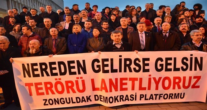 ZONGULDAKLI VATANDAŞLAR MADENCİ ANITI ÖNÜNDEN VALİLİK BİNASI ÖNÜNE KADAR YÜRÜYEREK TERÖRE TEPKİ GÖSTERDİ. (İLHAN GÖKÇEN/ZONGULDAK-İHA)