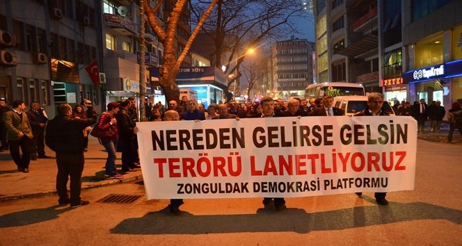 ZONGULDAK'LI VATANDAŞLAR TERÖR KARŞITI SLOGANLAR ATARAK YÜRÜDÜLER (İLHAN GÖKÇEN/ZONGULDAK-İHA)