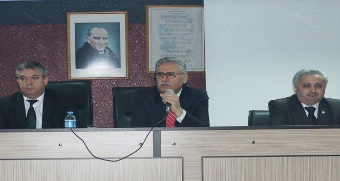 KDZ. EREĞLİ KAYMAKAMI NAZIM MADENOĞLU (ORTADA) VERİLEN EĞİTİM İLE MUHTARLARIN VATANDAŞLARA DAHA HIZLI HİZMET VERECEĞİNİ İFADE ETTİ. (VEDAT KILIÇ/ZONGULDAK-İHA)