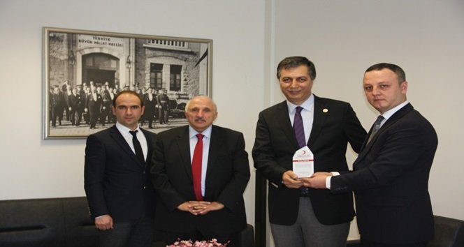 TÜRK KIZILAYI ZONGULDAK ŞUBESİ DERNEĞİ YÖNETİCİLERİ BAŞSAVCI NECİP TOPUZ'A PLAKET TAKDİM ETTİ (SERTAÇ ÖZDEMİR/ZONGULDAK-İHA)