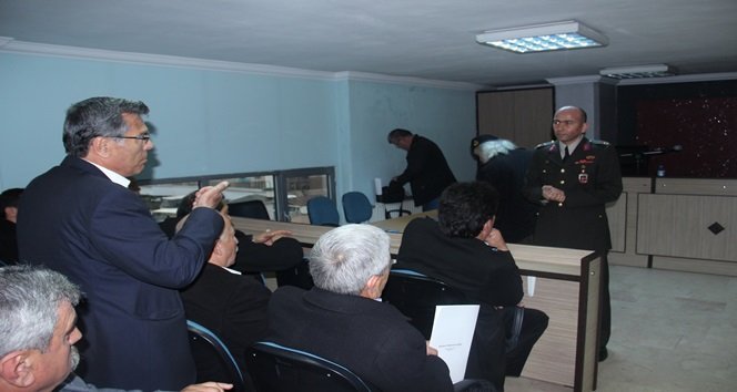 KDZ. EREĞLİ İLÇE JANDARMA KOMUTANI GÖKHAN TUFAN 'KOMŞU KONTROL PROJESİ' BİLGİLENDİRMESİ SONRASINDA MUHTARLARIN KENDİSİNE YÖNELTTİĞİ SORULARI YANITLADI. (VEDAT KILIÇ/ZONGULDAK-İHA)