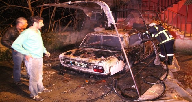 OTOMOBİLİNİ YANMAKTAN KURTARAMADI