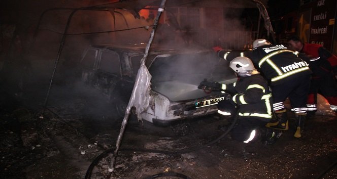 ZONGULDAK’IN EREĞLİ İLÇESİNDE BİR KİŞİ, OTOMOBİLİNDE ÇIKAN YANGINI SÖNDÜRMEYE ÇALIŞIRKEN HAFİF ŞEKİLDE YARALANDI. ÇIKAN YANGINDA OTOMOBİL KULLANILAMAZ HALE GELDİ. (VEDAT KILIÇ/ZONGULDAK-İHA)