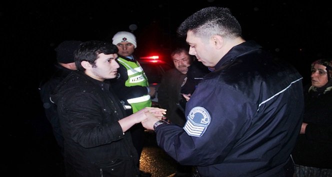 ZONGULDAK’IN EREĞLİ İLÇESİNDE ÜNİVERSİTELİ GENCİN KULLANDIĞI OTOMOBİL MAHALLENİN İMAMINA ÇARPTI