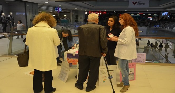 BEÜ TÜRK TIP ÖĞRENCİLERİ BİRLİĞİNDE GÖREV ALAN ÖĞRENCİLER KANSER VE KANSER TÜRLERİ HAKKINDA HALKI BİLİNÇLENDİRMEK İÇİN STANT KURDU. (ONUR ALTINDAĞ - SERTAÇ ÖZDEMİR/ZONGULDAK-İHA)