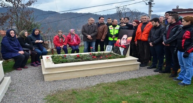 ZONGULDAK'IN KOZLU İLÇESİNDE 21 ŞUBAT 2014 TARİHİNDE, YENİ ALDIĞI MOTOSİKLETİYLE İŞÇİ SERVİSİNİN ALTINDA 10 METRE SÜRÜKLENEREK HAYATINI KAYBEDEN 23 YAŞINDAKİ MERT ÇEBİ, ÖLÜMÜNÜN İKİNCİ YILINDA MEZARI BAŞINDA ANILDI. (İLHAN GÖKÇEN - ONUR ALTINDAĞ/ZONGULDAK-İHA)