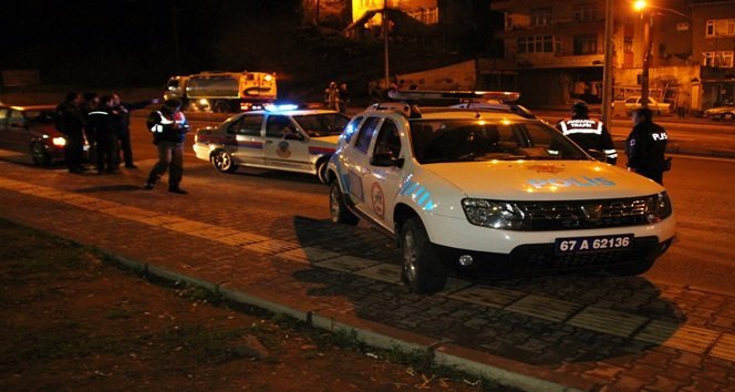 ZONGULDAK'IN EREĞLİ İLÇESİNDE HAFİF TİCARİ KAMYONET SÜRÜCÜSÜ UYGULAMA YAPAN POLİS ARACINA ÇARPTI. KAZADA POLİS ARACI HURDAYA DÖNERKEN, KAMYONET SÜRÜCÜSÜNÜN ALKOL TESTİNDE 189 PROMİL ALKOLLÜ OLDUĞU ORTAYA ÇITI. (VEDAT KILIÇ/ZONGULDAK-İHA)