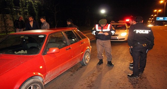 ZONGULDAK'IN EREĞLİ İLÇESİNDE HAFİF TİCARİ KAMYONET SÜRÜCÜSÜ UYGULAMA YAPAN POLİS ARACINA ÇARPTI. KAZADA POLİS ARACI HURDAYA DÖNERKEN, KAMYONET SÜRÜCÜSÜNÜN ALKOL TESTİNDE 189 PROMİL ALKOLLÜ OLDUĞU ORTAYA ÇITI. (VEDAT KILIÇ/ZONGULDAK-İHA)