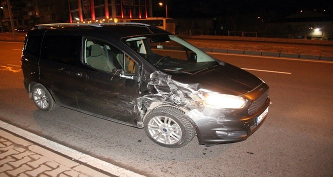 ZONGULDAK'IN EREĞLİ İLÇESİNDE HAFİF TİCARİ KAMYONET SÜRÜCÜSÜ UYGULAMA YAPAN POLİS ARACINA ÇARPTI. KAZADA POLİS ARACI HURDAYA DÖNERKEN, KAMYONET SÜRÜCÜSÜNÜN ALKOL TESTİNDE 189 PROMİL ALKOLLÜ OLDUĞU ORTAYA ÇITI. (VEDAT KILIÇ/ZONGULDAK-İHA)