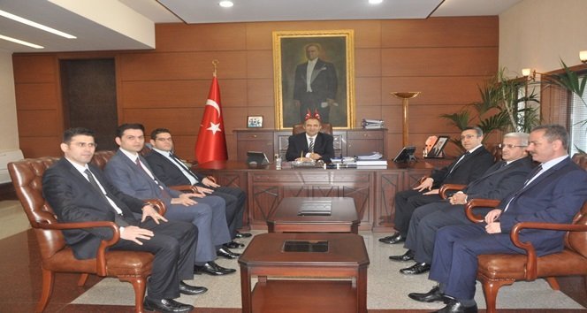 VERGİ DAİRESİ BAŞKANI KAZIM KARACA VE BERABERİNDEKİLER TÖREN SONRASI ZONGULDAK VALİ'Sİ ALİ KABAN'I ZİYARET ETTİLER (İLHAN GÖKÇEN/ZONGULDAK-İHA)