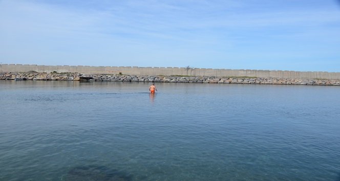 ALAPLI İLÇESİNDE, BALIKÇI BARINAĞI OLARAK KULLANILAN LİMANIN KUMLA DOLMASI İLE DERİNLİK 30 SANTİME KADAR DÜŞTÜ. (ERTUĞRUL YÜKSEL/ZONGULDAK-İHA)
