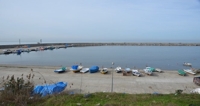 ALAPLI İLÇESİNDE, BALIKÇI BARINAĞI OLARAK KULLANILAN LİMANIN KUMLA DOLMASI İLE DERİNLİK 30 SANTİME KADAR DÜŞTÜ. (ERTUĞRUL YÜKSEL/ZONGULDAK-İHA)