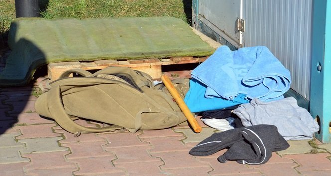 ZONGULDAK’TA HASTANE ÖNÜNE BIRAKILAN ŞÜPHELİ ÇANTA, HASTANE YÖNETİMİ DE DAHİL OLMAK ÜZERE HERKESİ ALARMA GEÇİRDİ. (SERTAÇ ÖZDEMİR/ZONGULDAK-İHA)