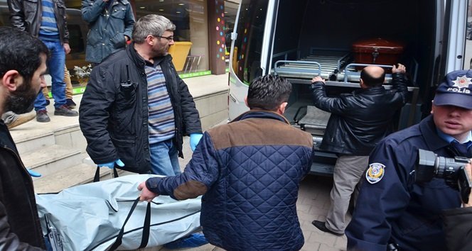 ZONGULDAK'TA TÜRKİYE TAŞKÖMÜRÜ KURUMU'NDA 8 AYDIR MEMUR OLARAK GÖREV YAPAN 22 YAŞINDAKİ NECLA SAĞLAM, EVİNDE BOĞAZI KESİLMİŞ HALDE BULUNDU. GENÇ KIZIN CESEDİ OTOPSİ İÇİN HASTANE MORGUNA KALDIRILDI. (ONUR ALTINDAĞ - SERTAÇ ÖZDEMİR/ZONGULDAK-İHA)