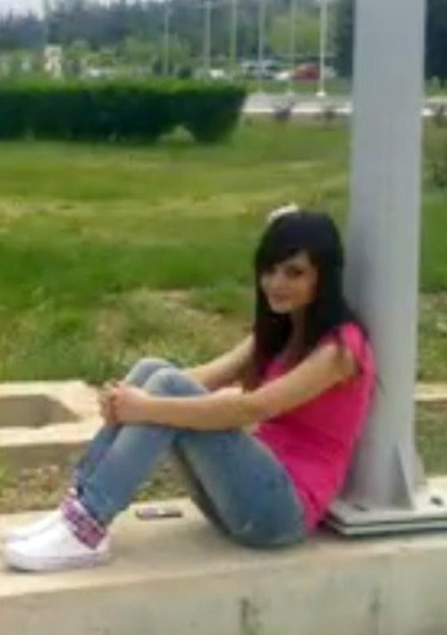 NECLA SAĞLAM'DAN GERİYE LİSEDE ÇEKTİRDİĞİ HATIRA FOTOĞRAFI KALDI. (İLHAN GÖKÇEN - ONUR ALTINDAĞ - SERTAÇ ÖZDEMİR/ZONGULDAK-İHA)