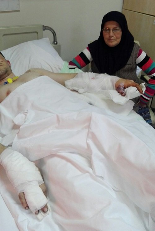 DİYARBAKIR SUR İLÇESİNDE GÖREV YAPAN ZONGULDAK EREĞLİLİ UZMAN ÇAVUŞ ORHAN AFŞAR, PKK TERÖR ÖRGÜTÜ MİLİTANLARININ EL BOMBALI SALDIRISINDA YARALANDI. SAĞLIK DURUMU İYİ OLDUĞU ÖĞRENİLEN AFŞAR'I ANNE NURHAYAT AFŞAR YALNIZ BIRAKMADI. (VEDAT KILIÇ/ZONGULDAK-İHA)