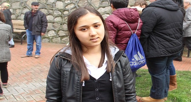 SARA KRİZİ GEÇİRİP YERE DÜŞEN GENCİN YARDIMINA KOŞAN REYHAN ÇELİK İSİMLİ VATANDAŞ, LİSELİ GENCİN HASTANEYE KALDIRILDIĞINI SÖYLEDİ. (VEDAT KILIÇ/ZONGULDAK-İHA)