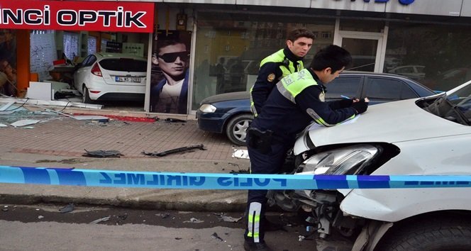 YAYAYA ÇARPAN KADIN SÜRÜCÜ OTOMOBİLLE OPTİK DÜKKANINA GİRDİ