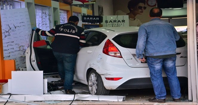 ZONGULDAK'TA HASTANE OTOPARKINDAN ÇIKAN KADIN SÜRÜCÜ, DİREKSİYON HAKİMİYETİNİ KAYBETTİĞİ ARACIYLA ÖNCE YOLUN KARŞISINA GEÇMEYE ÇALIŞAN KADINA ÇARPTI, ARDINDAN DA 30 METRE UZAKLIKTAKİ OPTİK DÜKKANINA GİRDİ. (ONUR ALTINDAĞ - SERTAÇ ÖZDEMİR/ZONGULDAK-İHA)