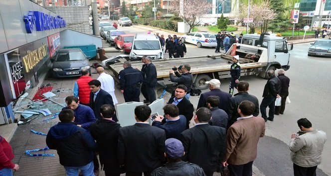 ZONGULDAK'TA HASTANE OTOPARKINDAN ÇIKAN KADIN SÜRÜCÜ, DİREKSİYON HAKİMİYETİNİ KAYBETTİĞİ ARACIYLA ÖNCE YOLUN KARŞISINA GEÇMEYE ÇALIŞAN KADINA ÇARPTI, ARDINDAN DA 30 METRE UZAKLIKTAKİ OPTİK DÜKKANINA GİRDİ. (ONUR ALTINDAĞ - SERTAÇ ÖZDEMİR/ZONGULDAK-İHA)