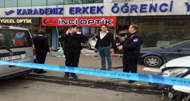 ZONGULDAK'TA HASTANE OTOPARKINDAN ÇIKAN KADIN SÜRÜCÜ, DİREKSİYON HAKİMİYETİNİ KAYBETTİĞİ ARACIYLA ÖNCE YOLUN KARŞISINA GEÇMEYE ÇALIŞAN KADINA ÇARPTI, ARDINDAN DA 30 METRE UZAKLIKTAKİ OPTİK DÜKKANINA GİRDİ. (ONUR ALTINDAĞ - SERTAÇ ÖZDEMİR/ZONGULDAK-İHA)