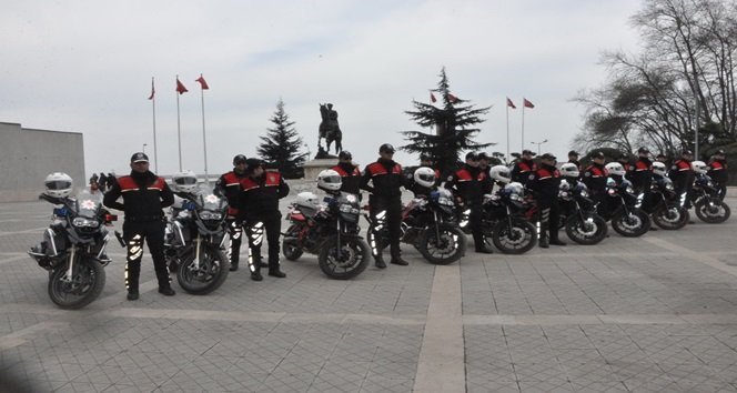 ZONGULDAK’TA FAALİYET GÖSTEREN EREN ENERJİ FİRMASI, EMNİYET MÜDÜRLÜĞÜ’NE BAĞLI YUNUS EKİPLERİ’NİN KULLANIMI İÇİN DÖRT ADET MOTOSİKLET HİBESİ DESTEĞİNDE BULUNDU. (İLHAN GÖKÇEN/ZONGULDAK-İHA)