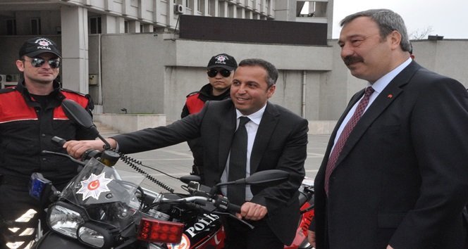 ZONGULDAK’TA FAALİYET GÖSTEREN EREN ENERJİ FİRMASI, EMNİYET MÜDÜRLÜĞÜ’NE BAĞLI YUNUS EKİPLERİ’NİN KULLANIMI İÇİN DÖRT ADET MOTOSİKLET HİBESİ DESTEĞİNDE BULUNDU. (İLHAN GÖKÇEN/ZONGULDAK-İHA)