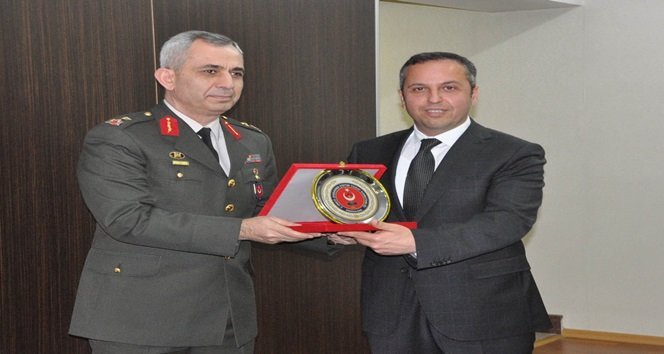 TUĞGENERAL BİROL ŞİMŞEK, EREN ENERJİ GENEL MÜDÜRÜ EMİR EREN'E PLAKET TAKDİM ETTİ. (İLHAN GÖKÇEN/ZONGULDAK-İHA)