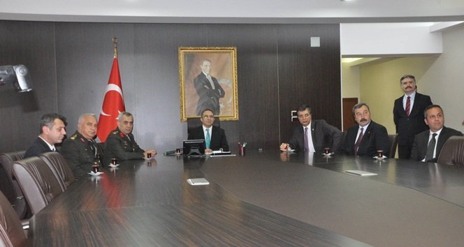 ŞEHİT AİLELERİNE BEŞ ADET HİBE EV DESTEĞİNİN ARDINDAN VALİ ALİ KABAN'A TEŞEKKÜR ZİYARETİNDE BULUNULDU. (İLHAN GÖKÇEN/ZONGULDAK-İHA)