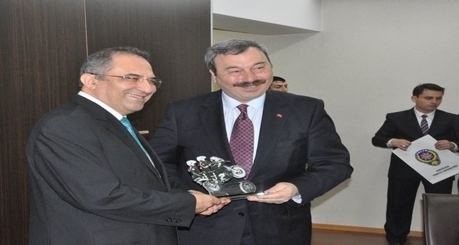 EMNİYET MÜDÜRÜ OSMAN AK (SAĞDA), VALİ ALİ KABAN'A PLAKET TAKDİM ETTİ. (İLHAN GÖKÇEN/ZONGULDAK-İHA)