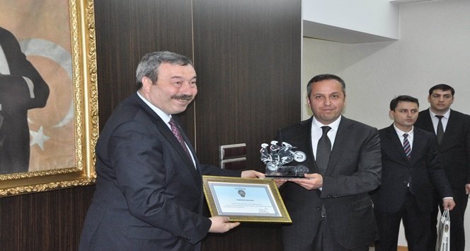 EMNİYET MÜDÜRÜ OSMAN AK (SOLDA), EREN ENERJİ GENEL MÜDÜRÜ EMİR EREN'E PLAKET TAKDİM ETTİ. (İLHAN GÖKÇEN/ZONGULDAK-İHA)