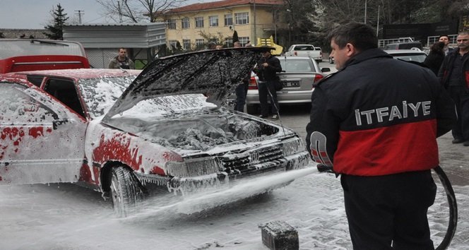 ZONGULDAK'TA SEYİR HALİNDEKİ OTOMOBİLİN MOTOR KISMINDA ÇIKAN YANGIN, İTFAİYE EKİPLERİ TARAFINDAN SÖNDÜRÜLDÜ. (İLHAN GÖKÇEN/ZONGULDAK-İHA)